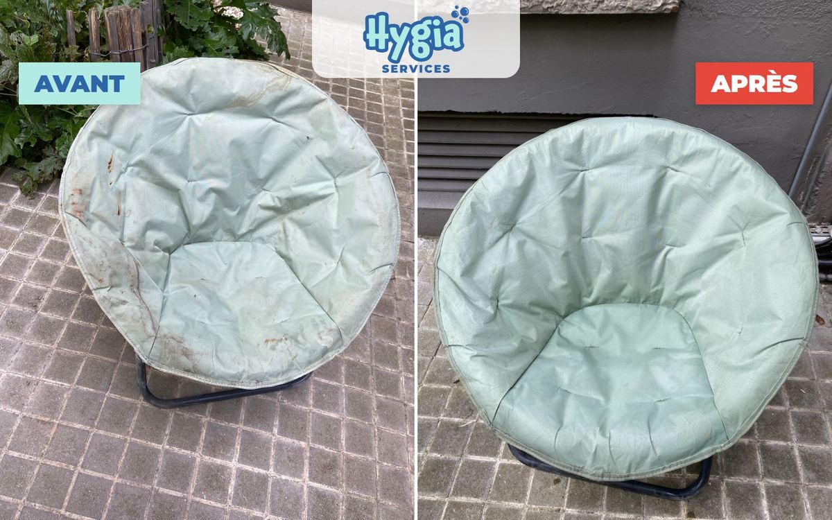 Avant / après : fauteuil rond en tissu vert d'eau taché, puis nettoyé